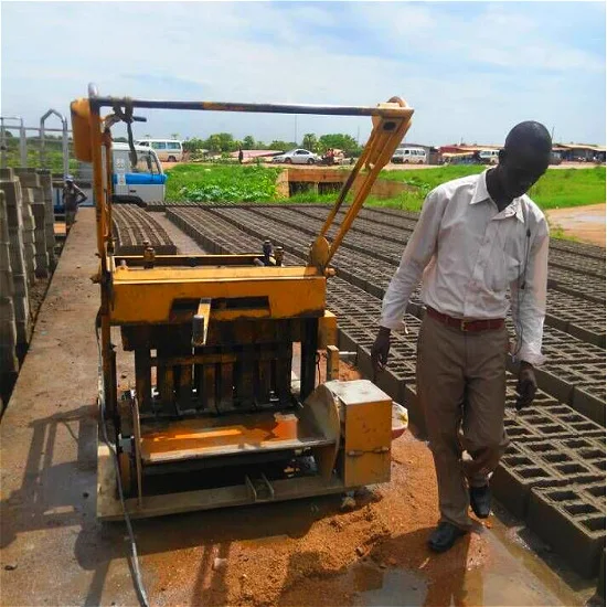 Machine de fabrication de blocs de ciment pour la ponte d'oeufs à moteur diesel au Mozambique